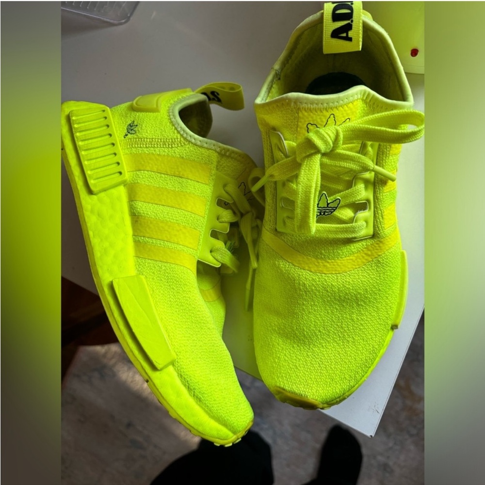 Men’s/woman’s Adidas sneakers